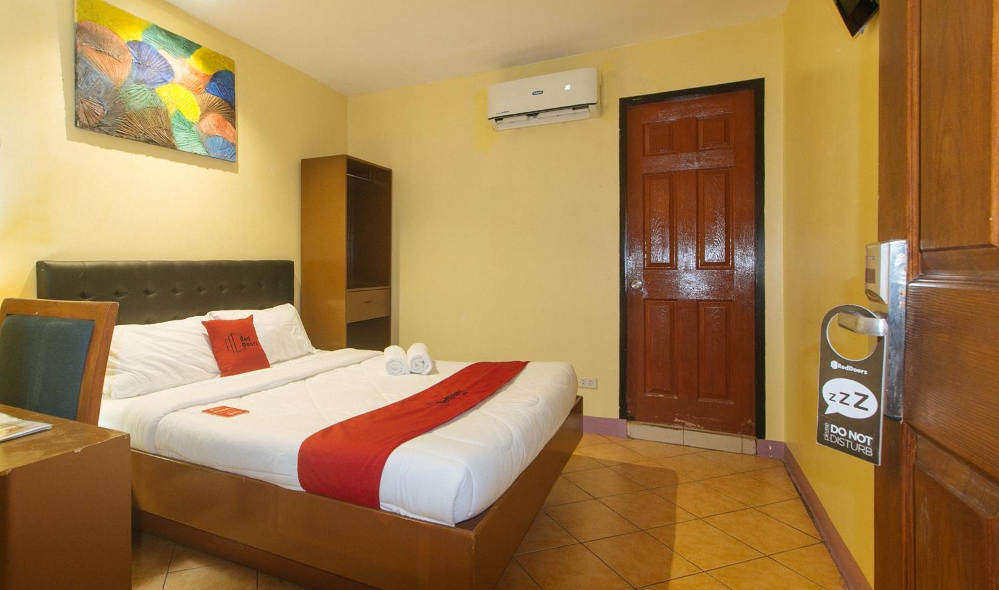 Reddoorz At Comfy Inn Ermita Manila Exterior photo