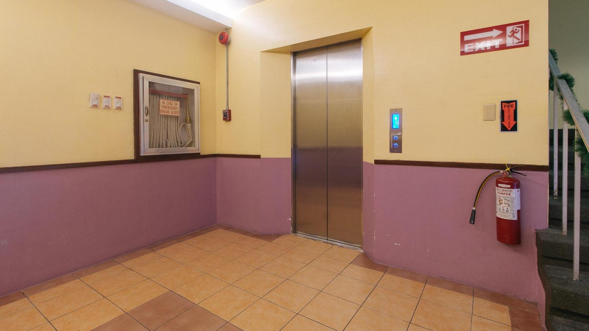 Reddoorz At Comfy Inn Ermita Manila Exterior photo